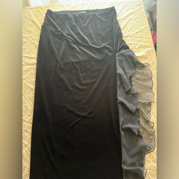 SIZE 2X Fashion Nova Black Velvet Maxi Skirt with Ruffle Slit - Picture 7 of 7